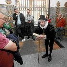 Un grupo de turistas asiste a una visita teatralizada.-Pablo Requejo