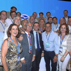 El presidente del PP posó en la foto de familia con la delegación abulense al congreso y la presidenta de las Cortes, Silvia Clemente, que aparece a la derecha de la foto, con Casado en el centro.-EL MUNDO