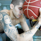 NachoMartín luce tatuajes, entre ellos el dedicado a su padre Morti (arriba) mientras posa con el balón de baloncesto.-J.M. LOSTAU