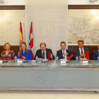 Yolanda Martínez (BBVA), María Luisa Lombardero (EspañaDuero), Pilar del Olmo (Junta), Juan Vicente Herrera (Junta), José Manuel Bilbao (CaixaBank), ÓscarCalleja (Banco Santander) y Antonio Pérez (Popular), ayer en la firma del convenio de creación de la-J. M. Lostau