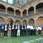 Tradicional foto de familia de los premiados en la XXGala del Baloncesto de Castilla y León celebrada ayer en Salamanca.-EL MUNDO