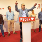 Javier Izquierdo se dirige a los simpatizantes en la sede del PSOE en Valladolid.-J.M. LOSTAU