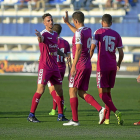 Calero felicita a Mata por el primer tanto ante la presencia de Deivid (15) y Toni (19).-PHOTO-DEPORTE