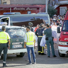 Momento del levantamiento del cuerpo de la fallecida en el lugar del accidente.-M. Á, SANTOS