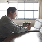 Una persona sigue las clases a través del ordenador. / EL MUNDO