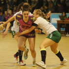 Zhukova intenta evitar el avance de la jugadora delAula, Elena Cuadrado.-PHOTO DEPORTE