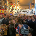 Los aficionados delVRACcelebran la consecución de la Copa del Rey en su sede, El Barco.-EL MUNDO