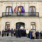 El presidente de la Diputación de Soria, Antonio Pardo, junto a decenas de personas guarda un minuto de silencio en señal de duelo por las víctimas del accidente aéreo en Francia-Ical