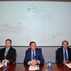 El consejero de Sanidad, Antonio María Sáez, participa en el acto inaugural del 19º Congreso de la Asociación de Castilla y León de Oncología. En la imagen, conversa con el doctor Carlos García Girón (D) y con el doctor Diego Soto (I)-ICAL