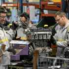 Operarios en la planta de Motores de Renault en Valladolid donde trabajan 2.000 personas.-J. M. Lostau