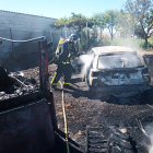 Incendio producido en un coche ubicado en una finca privada de Cigales (Valladolid) que se extendió por los rastrojos y maleza del terreno. Ical