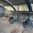 Bicicletas aparcadas en uno de los parkibicis. | E. M.