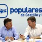 El secretario autonómico del PPCyL, Francisco Vázquez (I), y el vicesecretario de Organización y Electoral, Javier Lacalle, presiden una reunión con los vicesecretarios provinciales del partido-ICAL