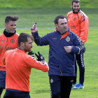 Sergio da instrucciones en su primera sesión.-J.M.L.