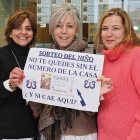 Empleadas de la Administración de Lotería número 33 de Valladolid con publicidad del Sorteo Extraordinario del Niño.  PHOTOGENIC