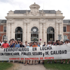 El comité provincial del Grupo Renfe Valladolid se concentra en la estación Valladolid-Campo Grande con motivo de denunciar la falta de personal en todos los colectivos que componen el grupo Renfe en la provincial. -ICAL