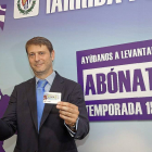 Suárez posa con dos abonos.-José C. Castillo