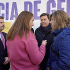 Virginia Barcones, junto a Julio López Revuelta y Carlos Fernández Carriedo, en el minuto de silencio en la Delegación.-ICAL