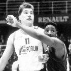 Audie Norris defiende en el poste bajo a Arvydas Sabonis.-EL MUNDO