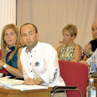 Alicia Ladoire abre un botellín de agua junto al portavoz del Grupo Popular, Eduardo Marcos, delante de otros ediles del PP en un Pleno municipal.-Santiago