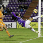 Jeffren intenta rematar de forma acrobática junto a la línea de fondo ante la mirada de Einar, en el partido contra el Alavés en Zorrilla-J.M.Lostau