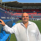 Cata Prieto posa en El Sadar después de firmar como secretario técnico de Osasuna.-C.A. OSASUNA