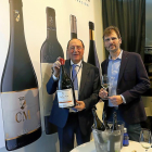 Carlos Moro, con una gran botella de su ribeiro especial.-RAQUEL P. VIECO