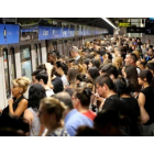 Aglomeración de viajeros en la estación de la Sagrera durante una jornada de huelga del metro.-DANNY CAMINAL
