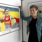 Mayte Martínez junto a una fotografía de su celebración por el bronce en el Mundial de Osaka-J. M. Lostau