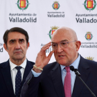 El alcalde de Valladolid, Jesús Julio Carnero, junto al consejero de Medio Ambiente, Vivienda y Ordenación del Territorio, Juan Carlos Suárez-Quiñones. ICAL