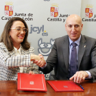 La consejera de Movilidad, María González Corral, y el alcalde de León, José Antonio Diez.- ICAL