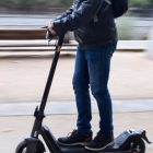 Un hombre se desplaza en patinete eléctrico.