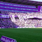 Fondo Norte del estadio José Zorrilla, lleno durante un partido.