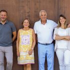 Rita y Félix Lorenzo Cachazo flanqueados por sus hijos Eduardo (director comercial de la bodega) y Ángela (enóloga).  / LA POSADA