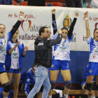 Miguel Ángel peñas y las jugadoras de banquillo celebran un gol del Caja Rural Aula.
