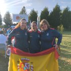 El equipo español femenino campeón de Europa de compak sporting con Andrea Valsero en el centro.