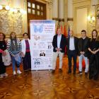 El alcalde con los representantes de entidades participantes en la campaña.