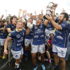 El VRAC alza la Copa de campeón de la Liga 23-24.