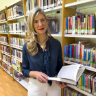 La concejala de Educación y Cultura, Irene Carvajal, en la biblioteca de Campo Grande