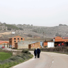 Pareja paseando por la carretera de Valdearcos de la Vega (Valladolid)