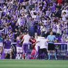 Afición del Real Valladolid con el lleno en el día del ascenso.