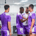 Jugadores del Real Valladolid conversan con Lucas Rafael en la zona de gimnasio