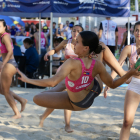 Espectacular imagen de uno de los partidos de balonmano playa en Las Moreras.