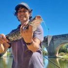 Un pescador con un siluro pescado en Simancas