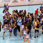 Jugadoras del primer equipo y de la cantera tras un partido a pie de pista de esta temporada.