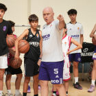 Mike Hansen enseña a jugar a las categorías inferiores del baloncesto vallisoletano