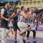 Imagen del derbi disputado por el UEMC Real Valladolid la pasada campaña ante Tizona de Burgos.