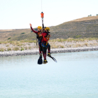 El Grupo de Rescate y Salvamento de la Junta de Castilla y León (GRS) realiza una práctica de rescate acuático en el embalse de Valdemudarra, en Valladolid.