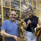 Luis Vara y su hija Natalia posan con la silueta de Johnnie Walker en un rincón del Museo del Whisky en Pobladura del Valle. /Introduzca texto aquí