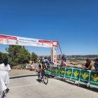 Javier Cubillas traspasa la línea de meta, al lado del castillo de Peñafiel.